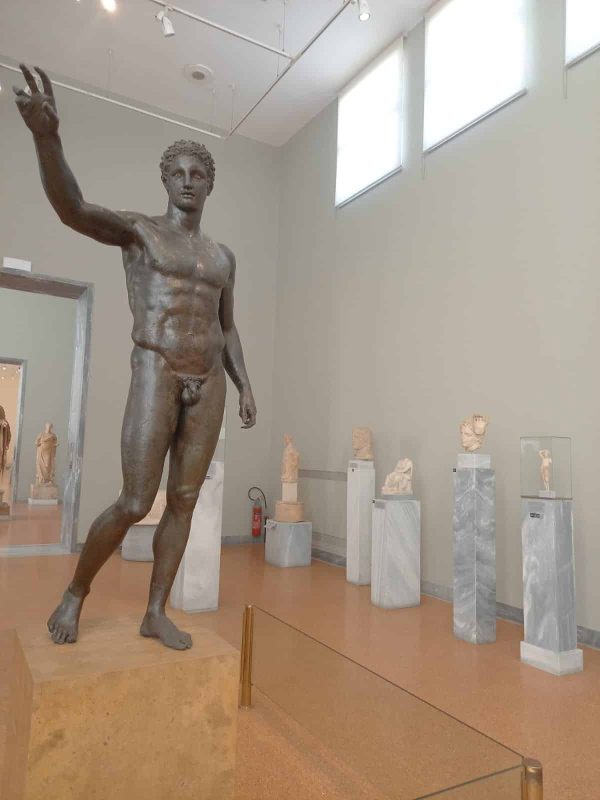 dieu-de-artemision-le-zeus-artemission-poseidon-460-av-jc-style-classique-musee-national-archeologique-athenes-foudre-tridient