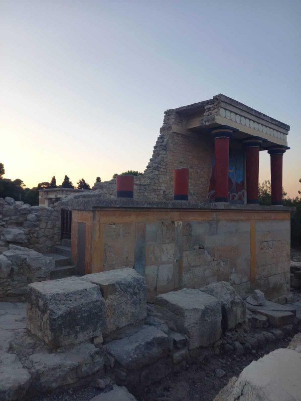 palais-de-knossos-au-coucher-du-soleil-colonnes-rouges