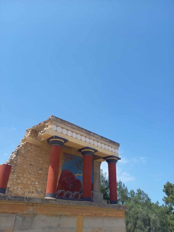 palais-de-knossos-colonnes-rouges-fresque-taureau-heraklion-crete-grece